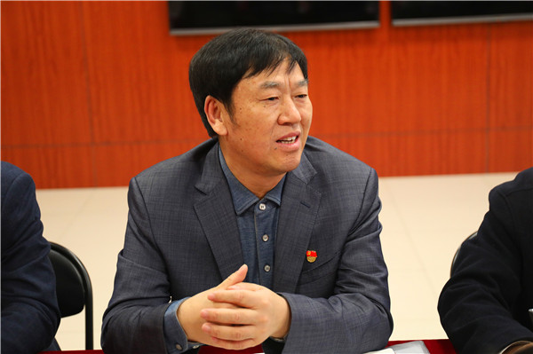学校党委书记王俊成同志对新老党员提出希望