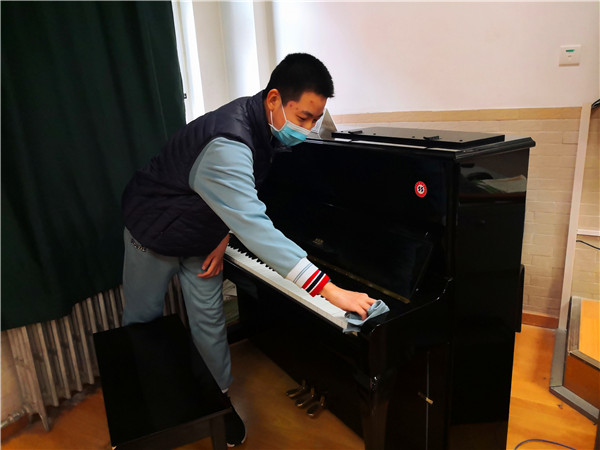 3月4日 初二学生清洁音乐教室 (2)