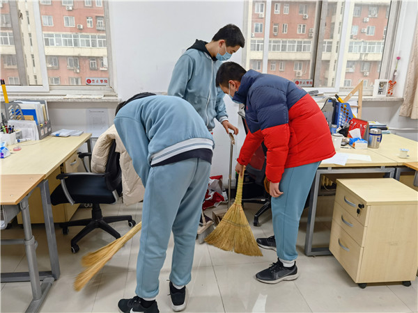 3月5日 初二学生清扫数学办公室