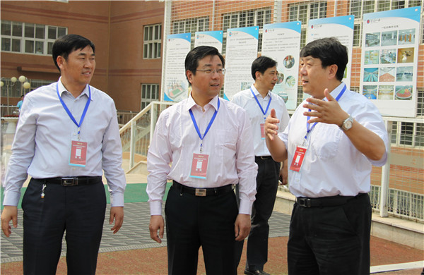 2012年5月，西城区区长王少峰同志（中）在区教委主任田京生同志（右）陪同下到pt老虎机：中调研